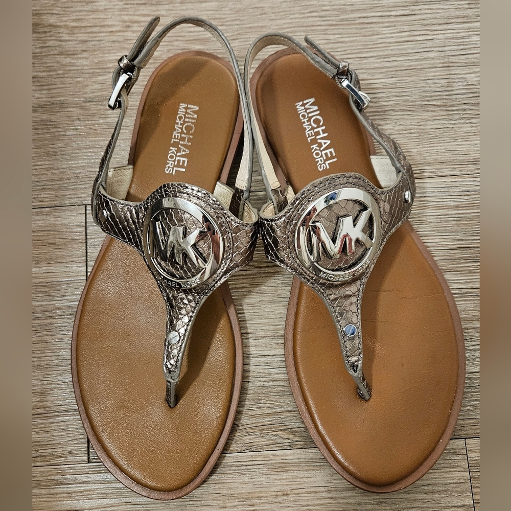 Michael Kors Aubrey Charm Leather Metallic Embossed Thong Sandal Size 7 1/2.